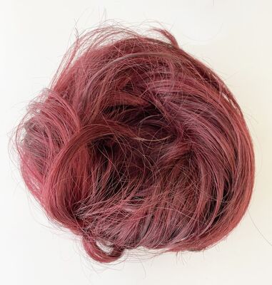 Kırmızı Kızıl Lastikli Pratik Topuz Saç Modeli