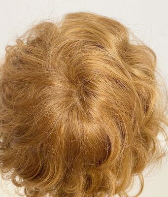 Kısa Katlı Kesim Tığ Tepelikli Gerçek Saç Peruk Modeli