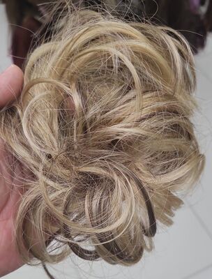 Röfleli Saçlı Toka Lastikli Topuz Saç Modeli